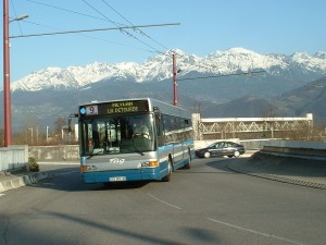Un GX317 confié aux VFD, dans le rond-point du Lycée du Grésivaudan, le 17/4/2004