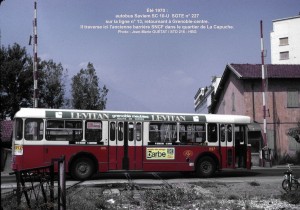Saviem SC 10-U 227 sur la ligne 13, traversant l'ancienne voie ferrée vers Chambéry, sur la rue de Stalingrad, dans le quartier de la Capuche été 1970